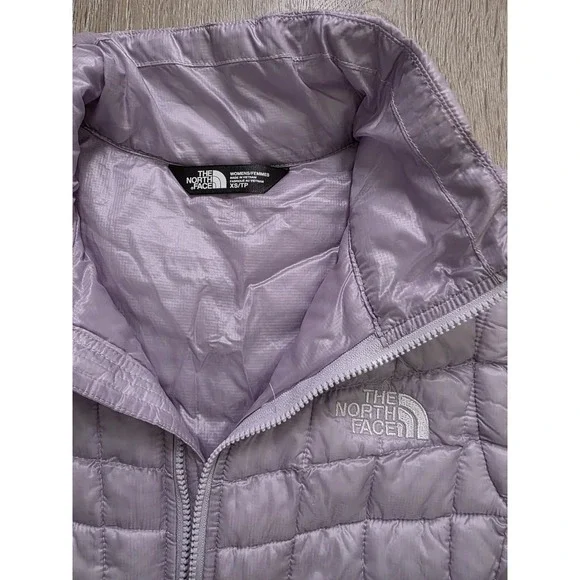 The North Face Womens XS Light Ash Purple Puffer Vest Full Zip Light Weight - Picture 3 of 4